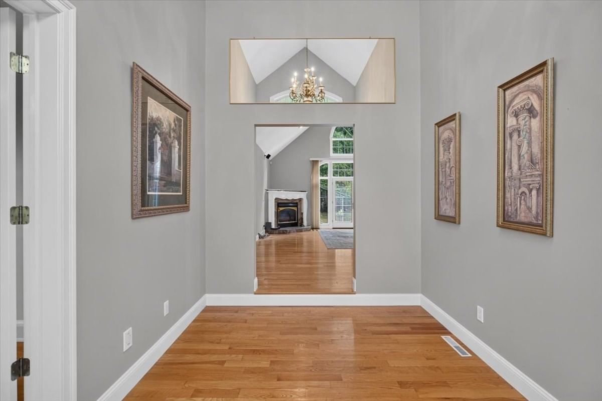 31 Hillcrest Cir Westfield — Photo 5 of 42