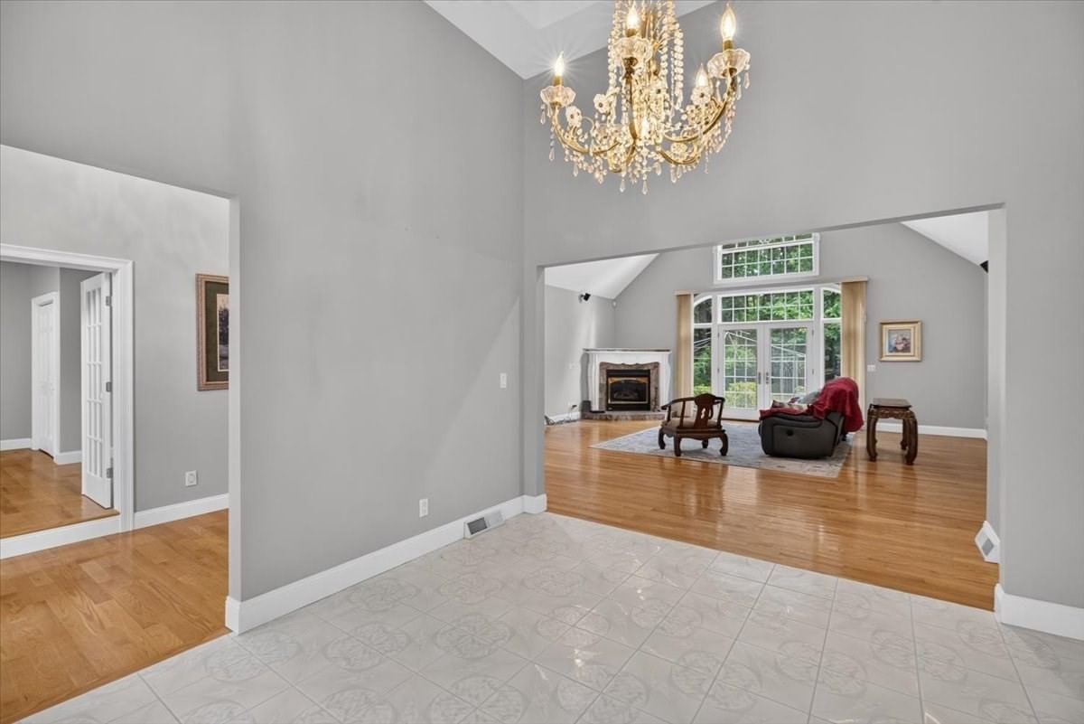 31 Hillcrest Cir Westfield — Photo 9 of 42