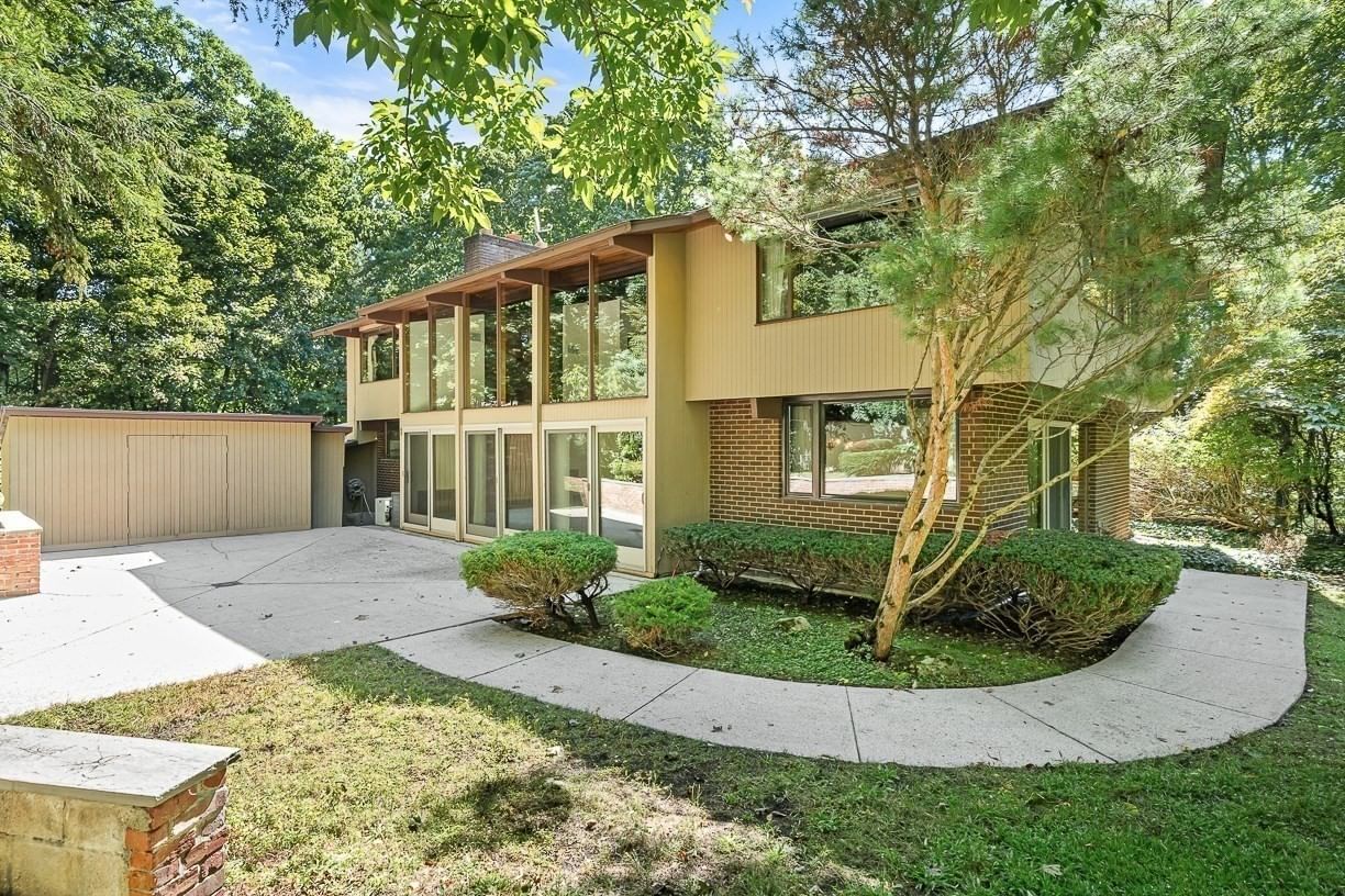 Property at 7 Arnold Rd, Wellesley, MA 02481