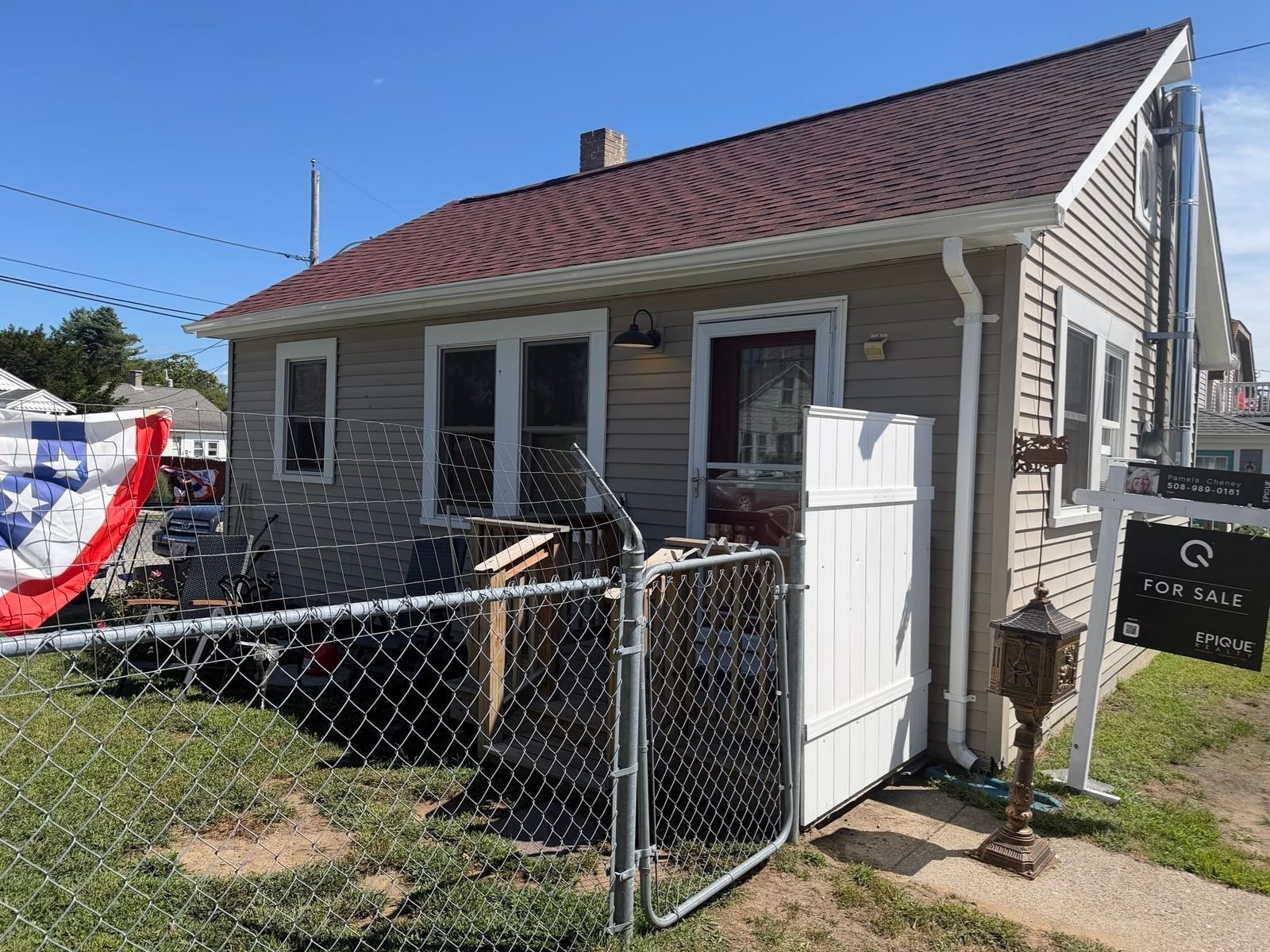 107 Bluff Ave Swansea — Photo 2 of 17