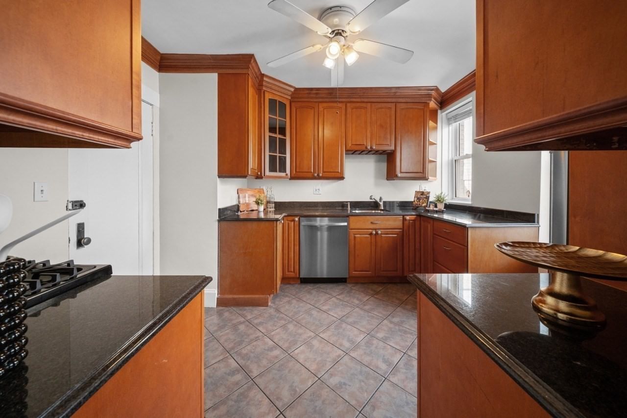 2039 Commonwealth Ave #12A Boston — Photo 9 of 34