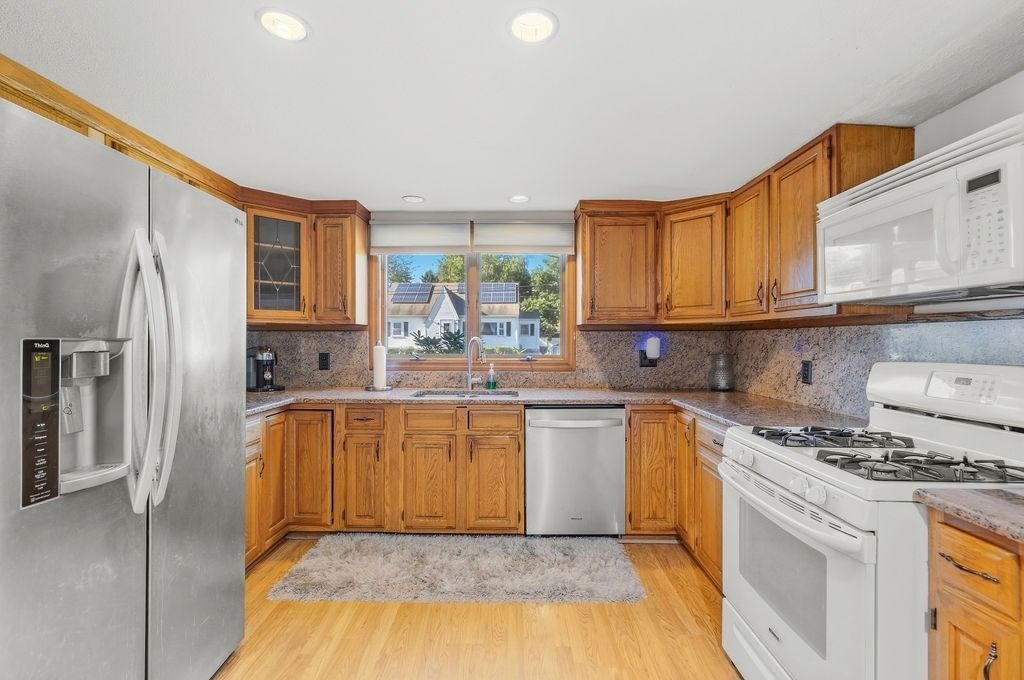 950 Glen St New Bedford — Photo 4 of 33
