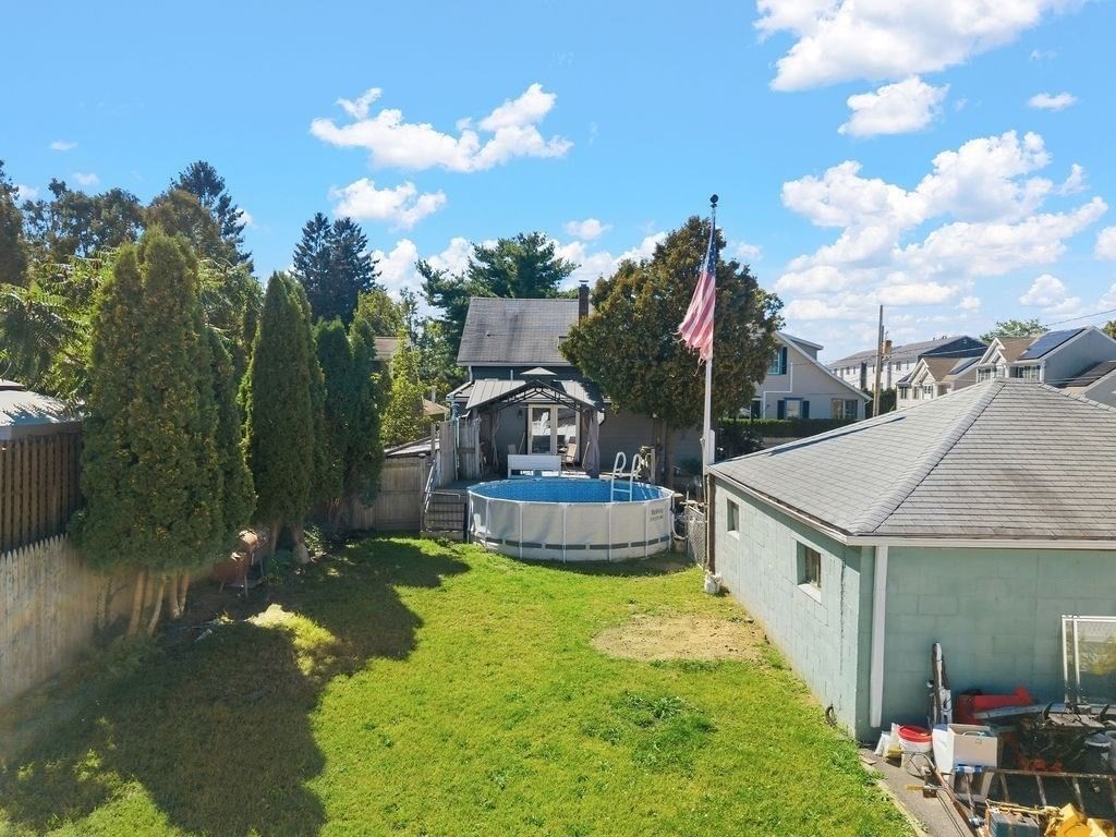 950 Glen St New Bedford — Photo 9 of 33
