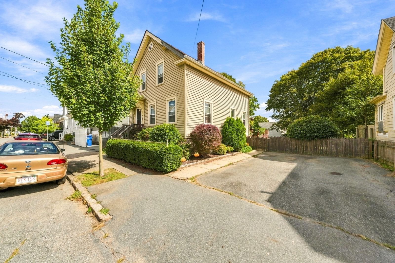 326 Cedar St New Bedford — Photo 3 of 28
