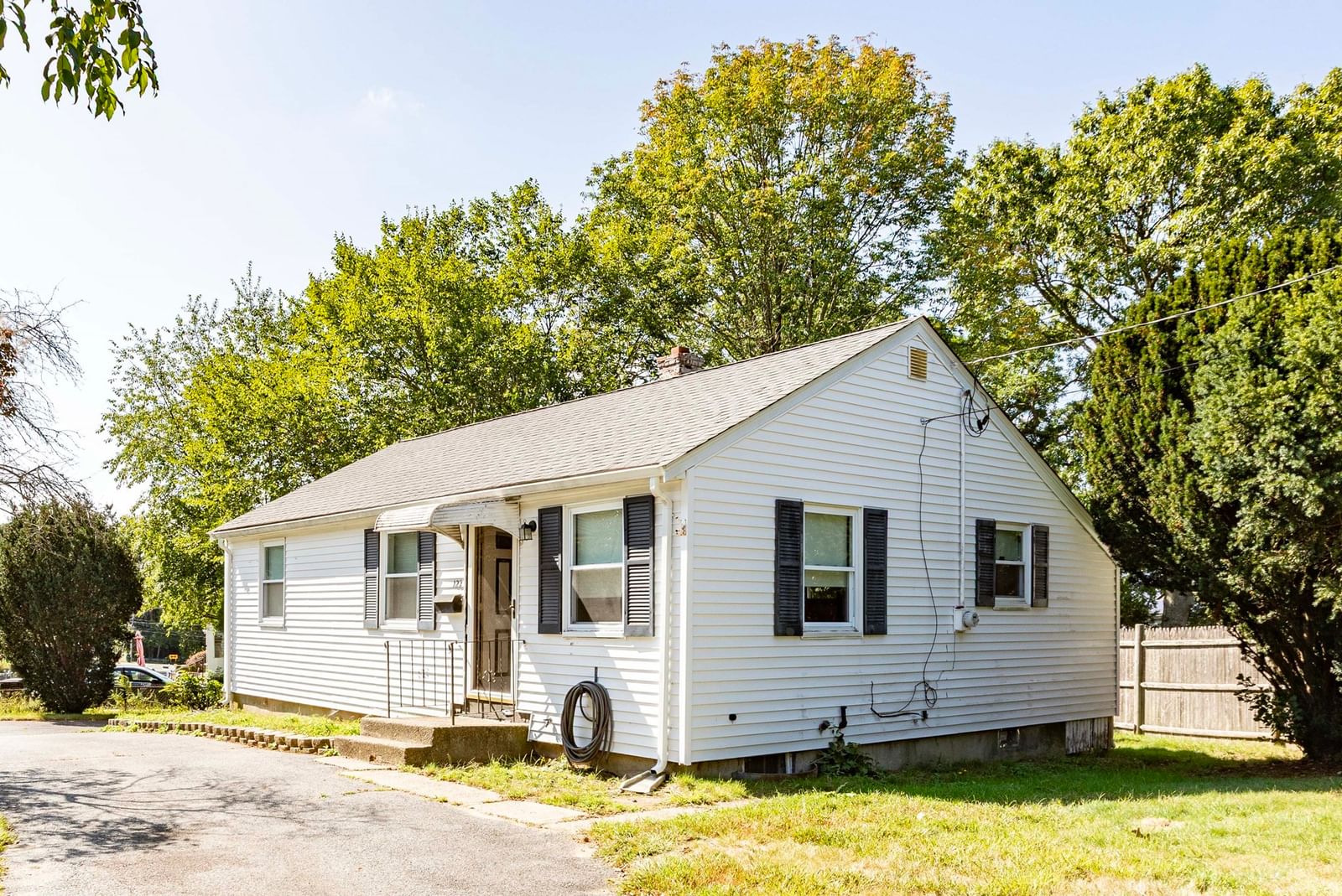 122 Algonquin St Brockton — Photo 3 of 29