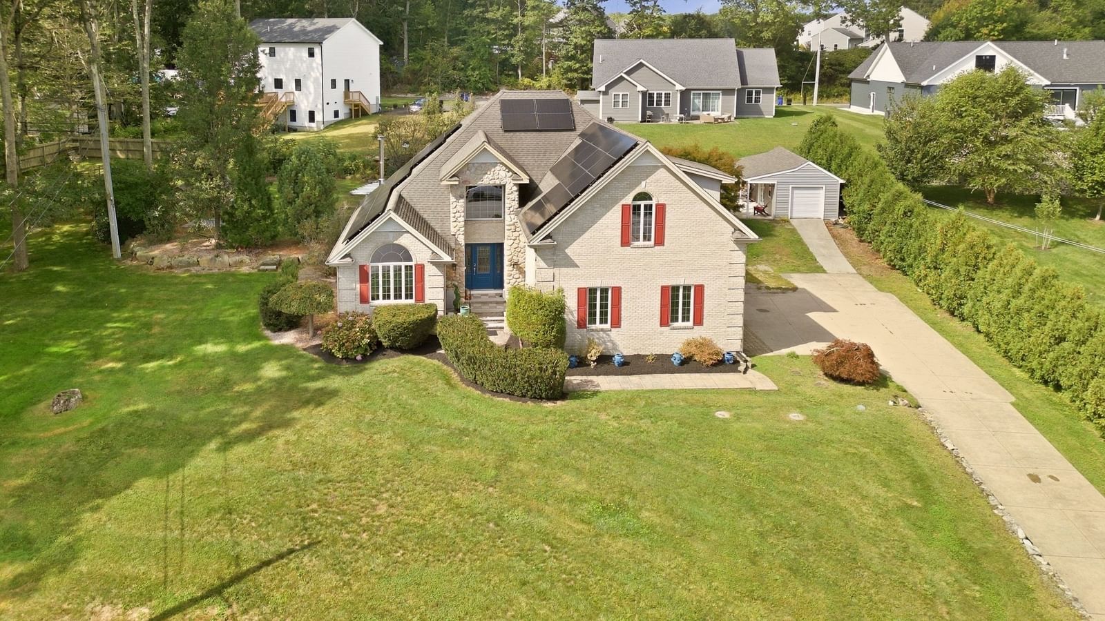 33 Flores Fall River — Photo 1 of 39