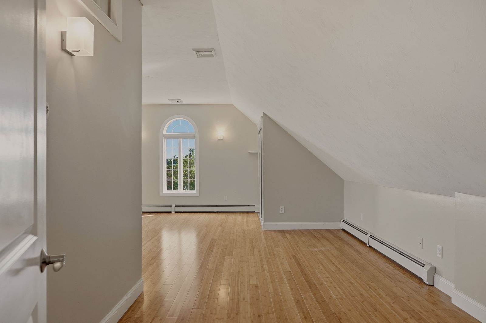 33 Flores Fall River — Photo 16 of 39