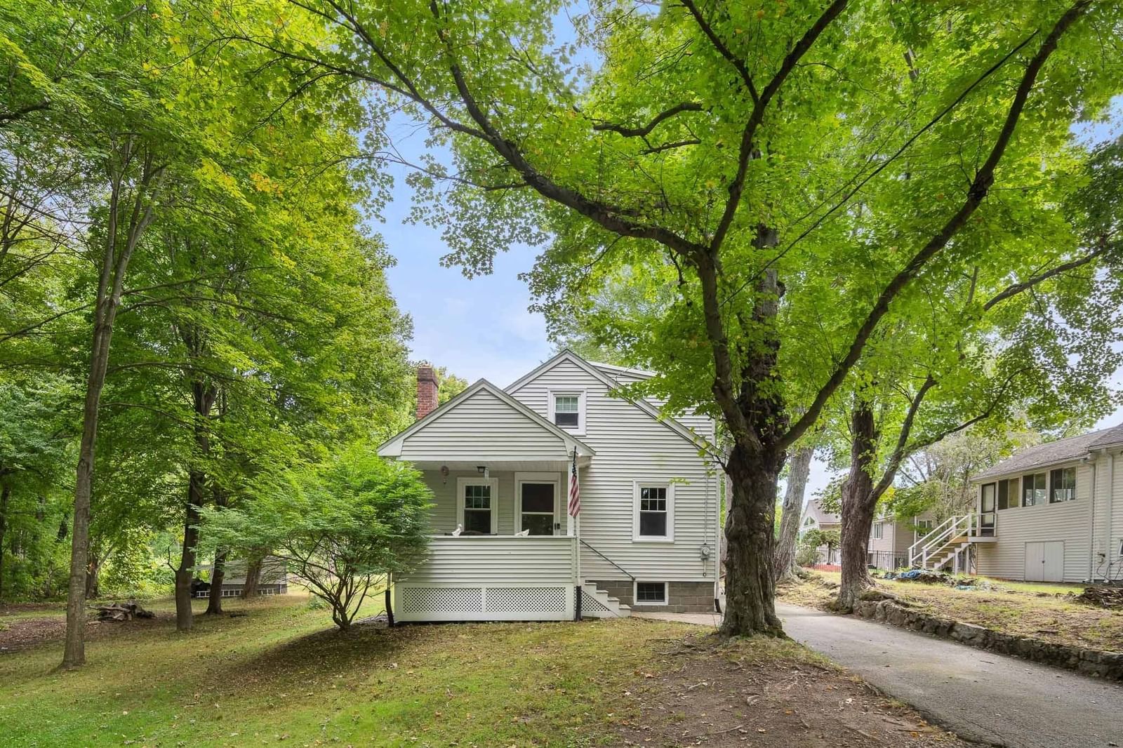39 Montrose Ave Wakefield — Photo 1 of 38