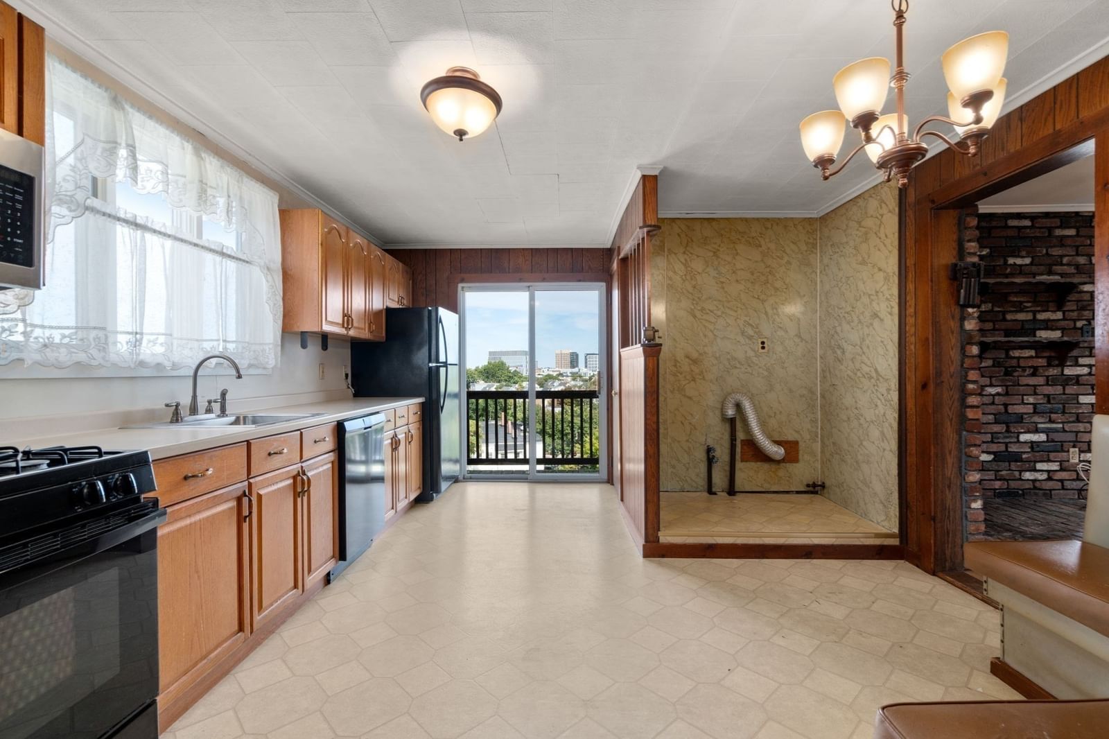 273 Medford St Somerville — Photo 3 of 36