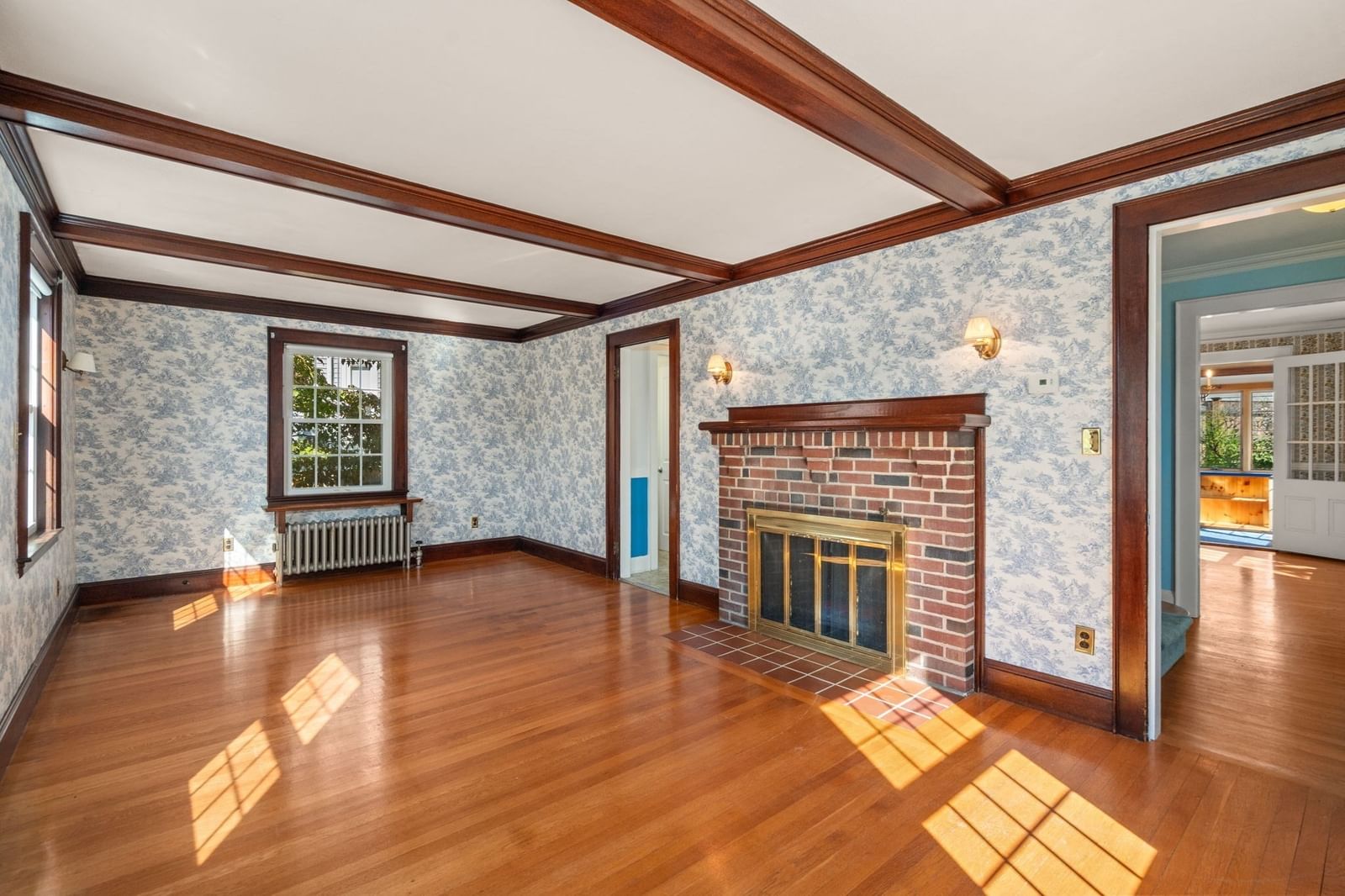 61 Tesla Ave Medford — Photo 3 of 34