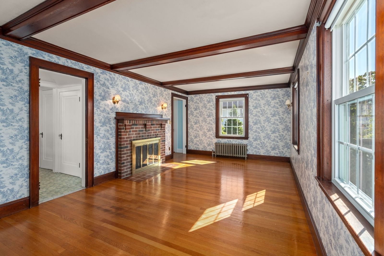 61 Tesla Ave Medford — Photo 4 of 34
