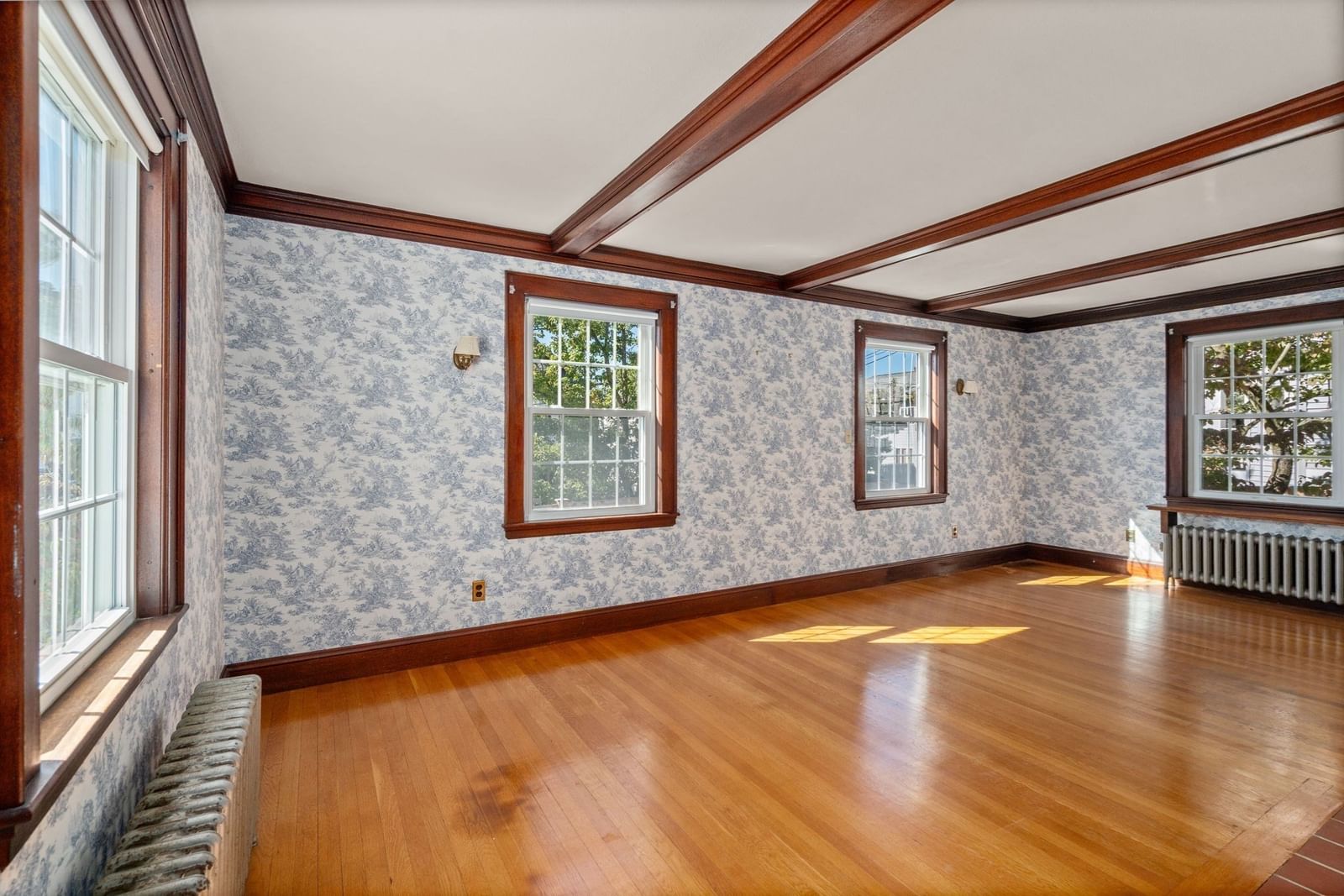 61 Tesla Ave Medford — Photo 5 of 34