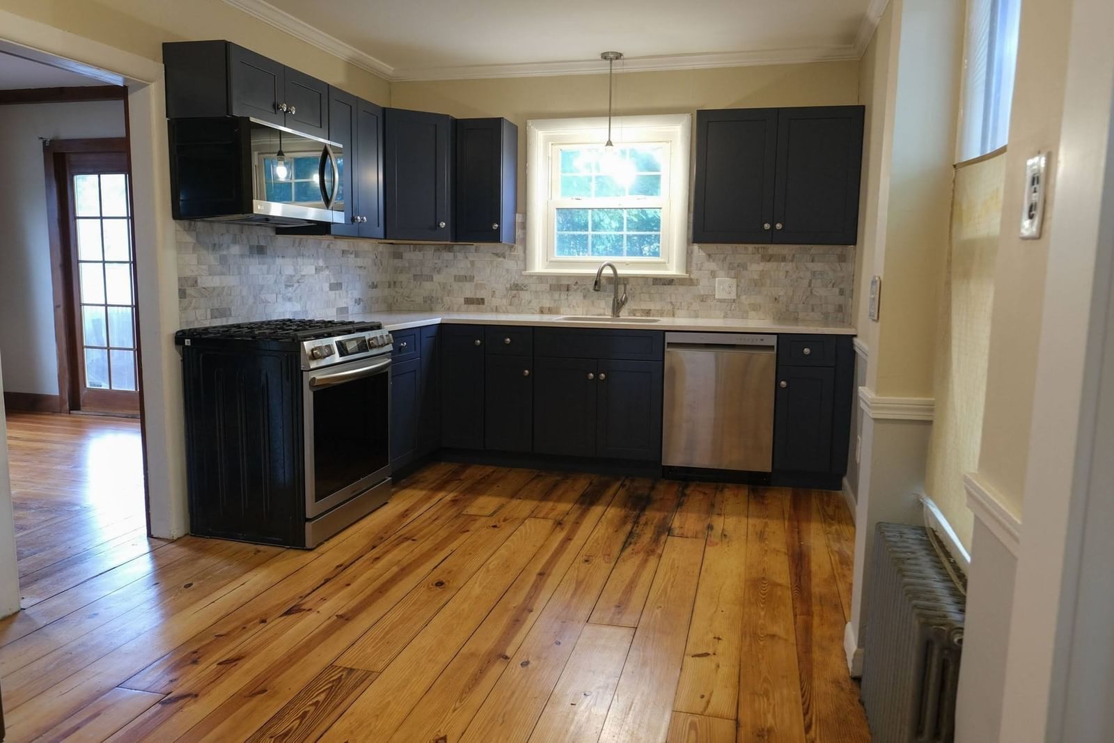 103 Farnsworth St Springfield — Photo 3 of 23