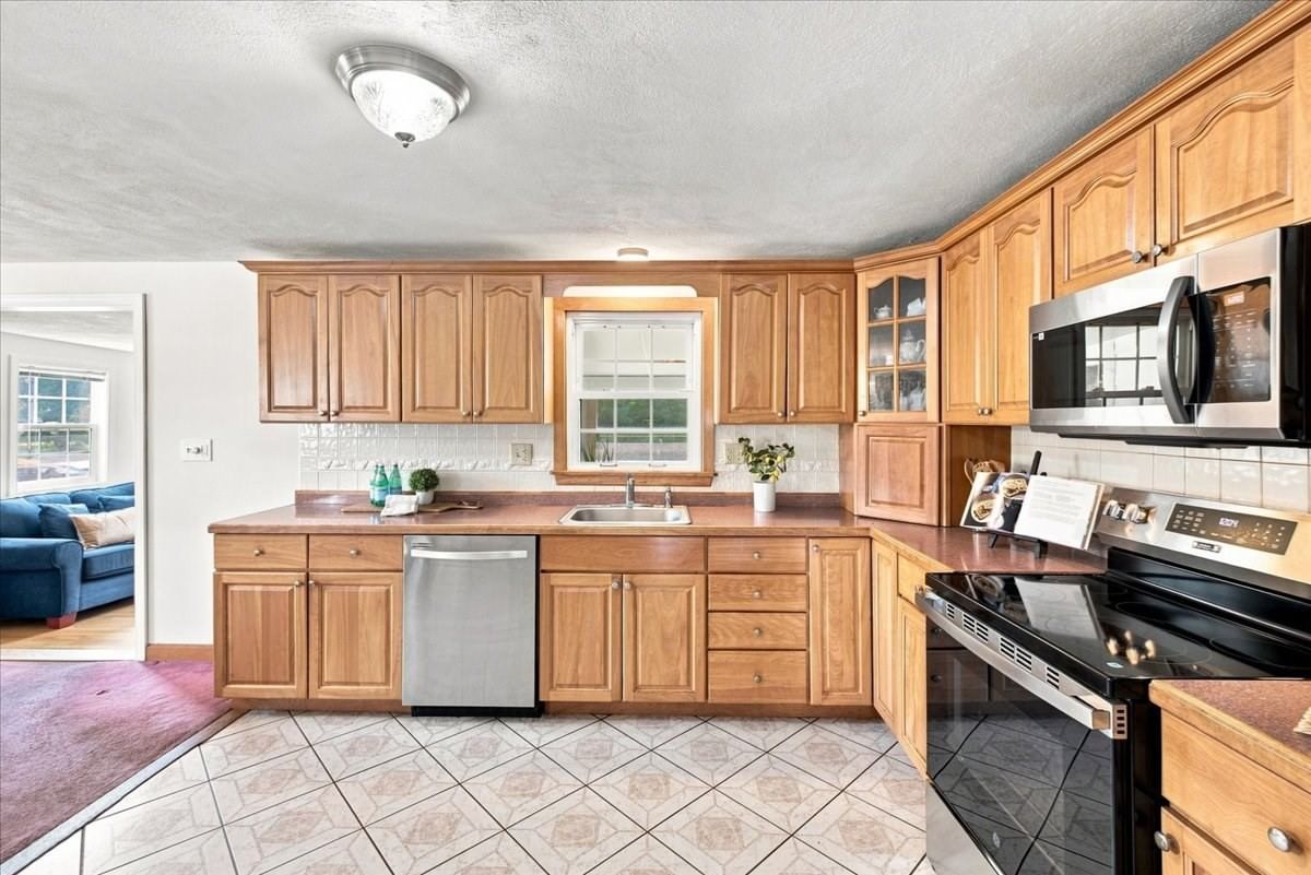 2040 Central St Stoughton — Photo 11 of 37