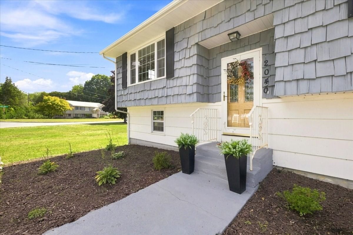 2040 Central St Stoughton — Photo 3 of 37