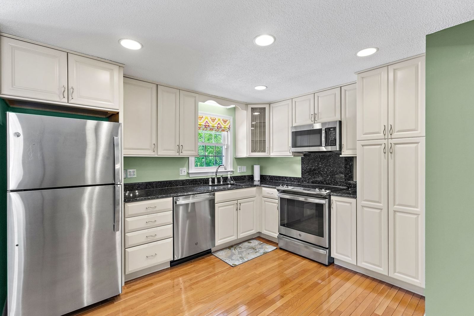 8 Roaen Dr Chelmsford — Photo 8 of 39