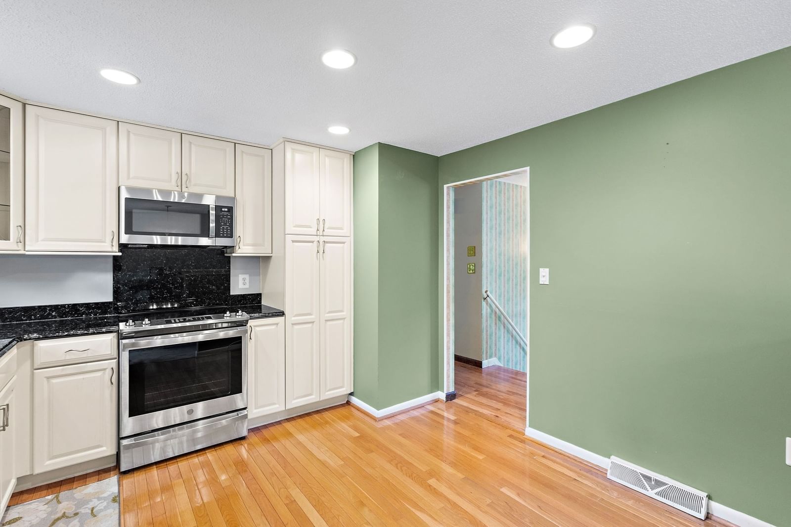 8 Roaen Dr Chelmsford — Photo 9 of 39