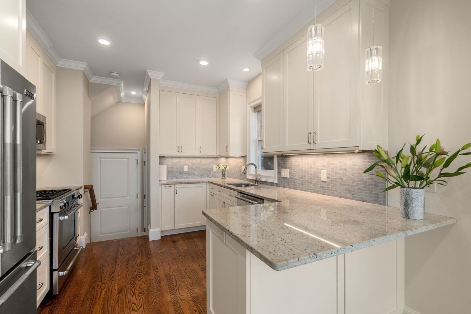 104-108 Hull St #108 Newton — Photo 7 of 37