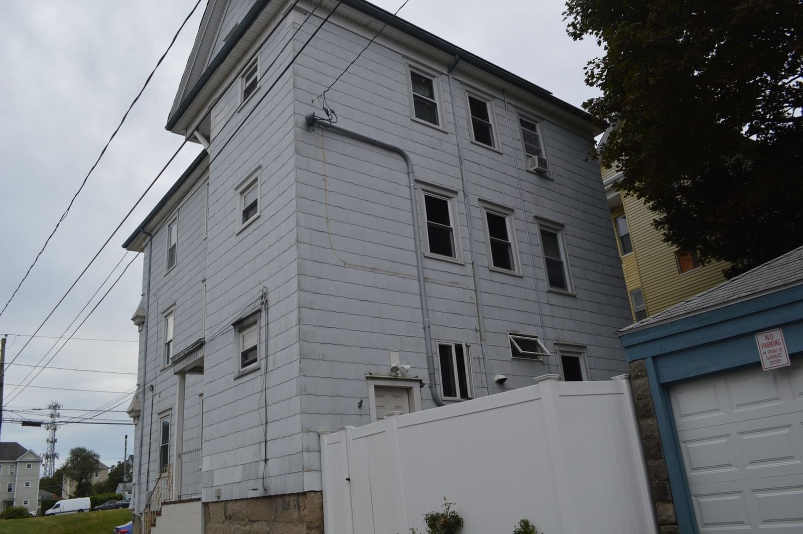 543 Coggeshall St New Bedford — Photo 3 of 30