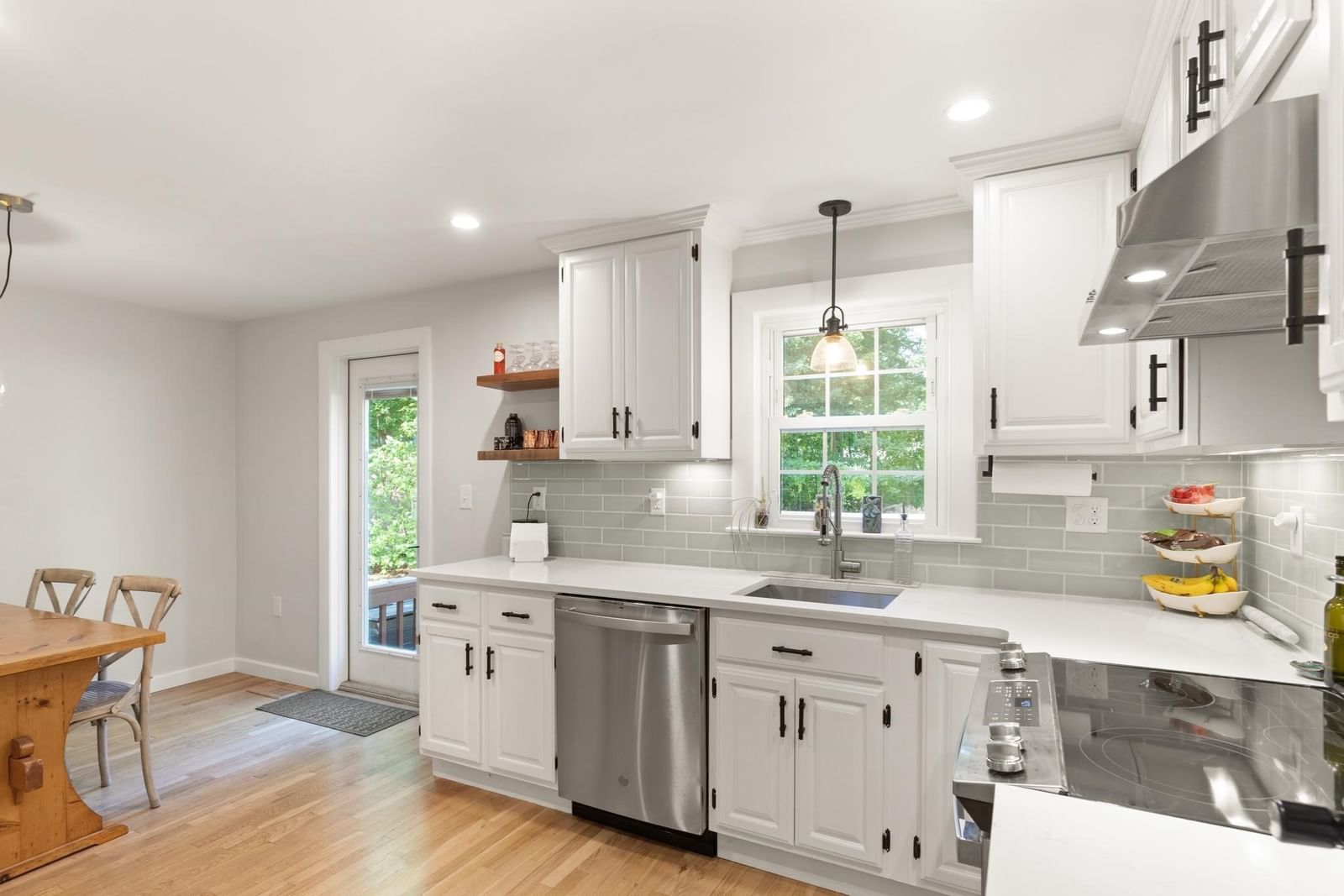 17 Cogswell Ave Beverly — Photo 3 of 33