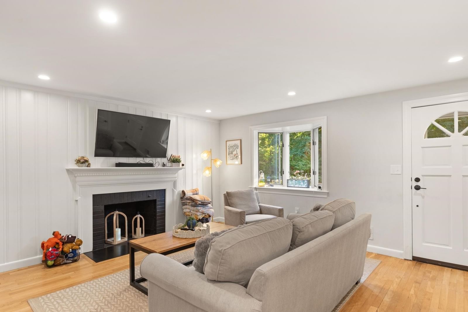17 Cogswell Ave Beverly — Photo 4 of 33