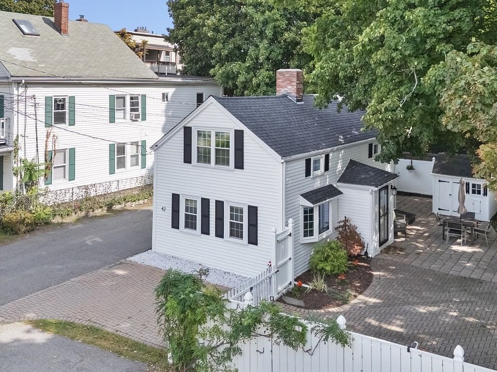 42 Newton Street Waltham — Photo 3 of 35