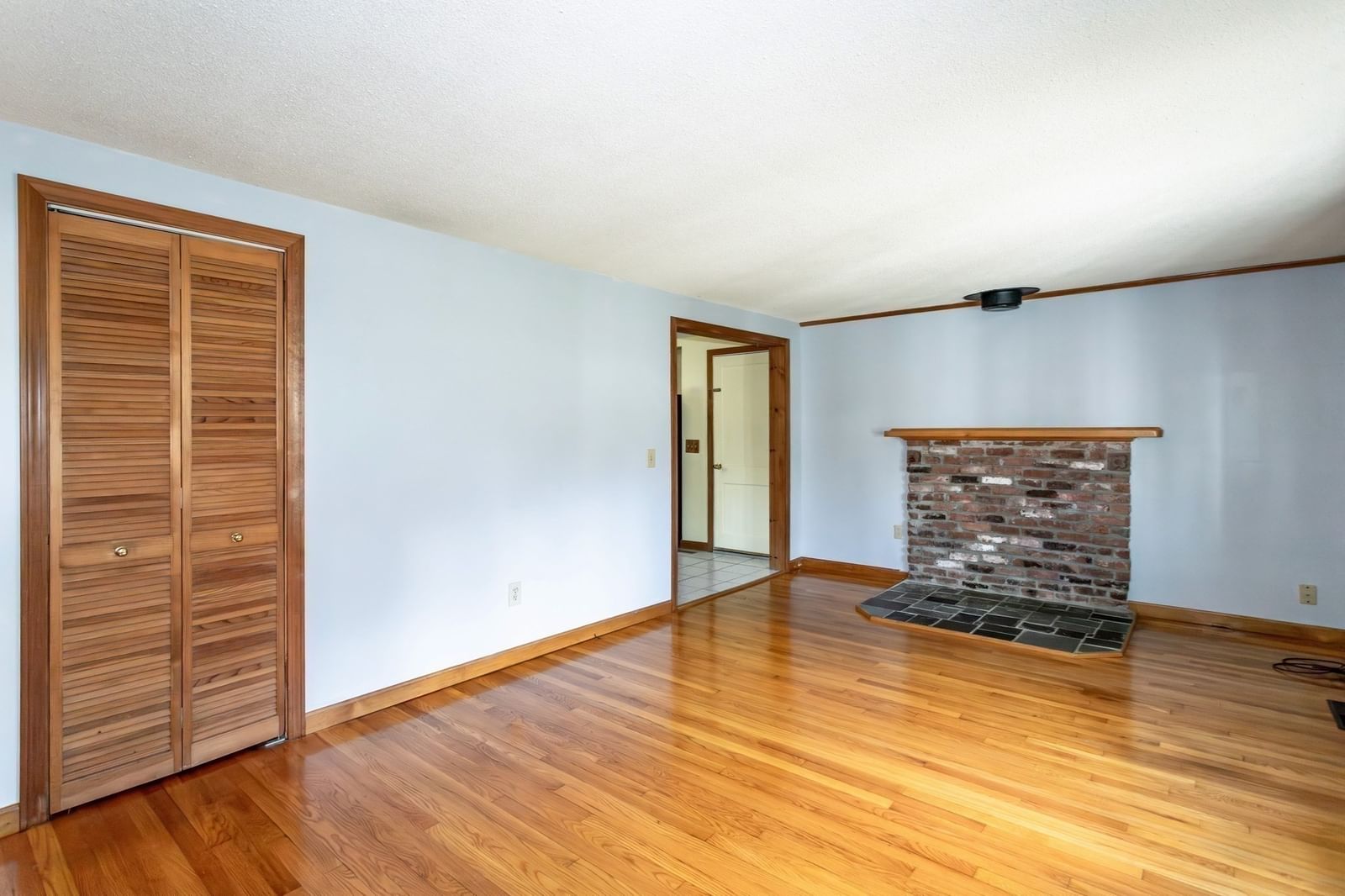 71 Birch Bluffs Drive Westfield — Photo 6 of 35