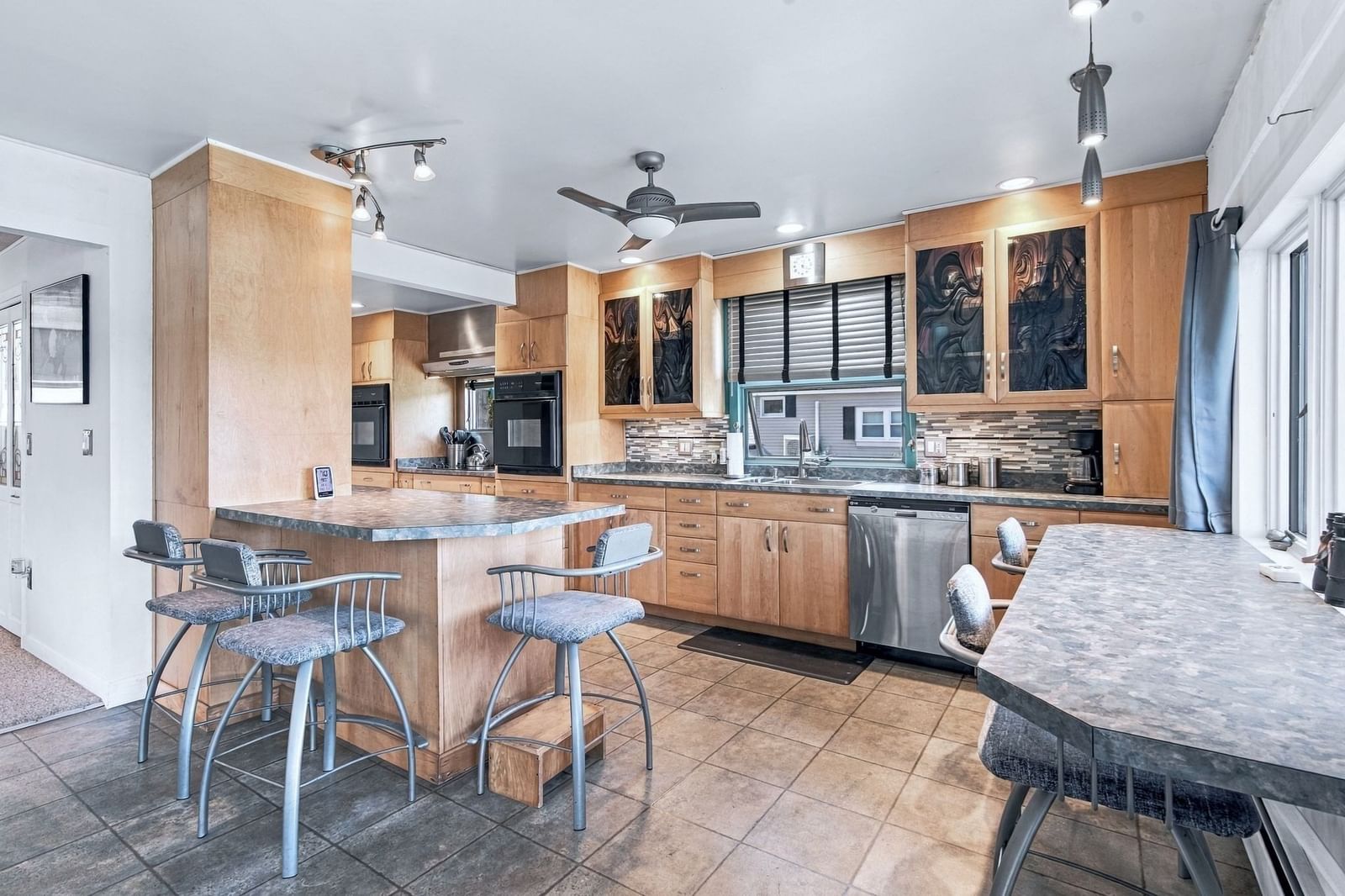 28 Arlington Rd Wareham — Photo 3 of 42