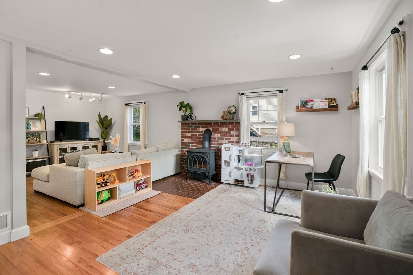 112 Myrtle Street Ashland — Photo 3 of 19