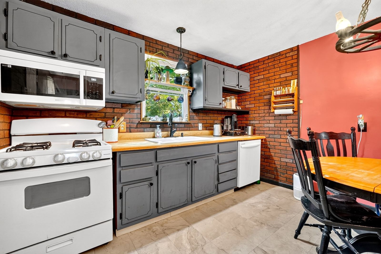 203 Lakeview Ave Tyngsborough — Photo 4 of 38