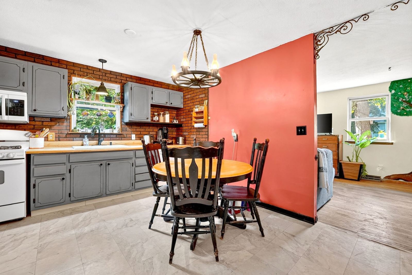 203 Lakeview Ave Tyngsborough — Photo 5 of 38