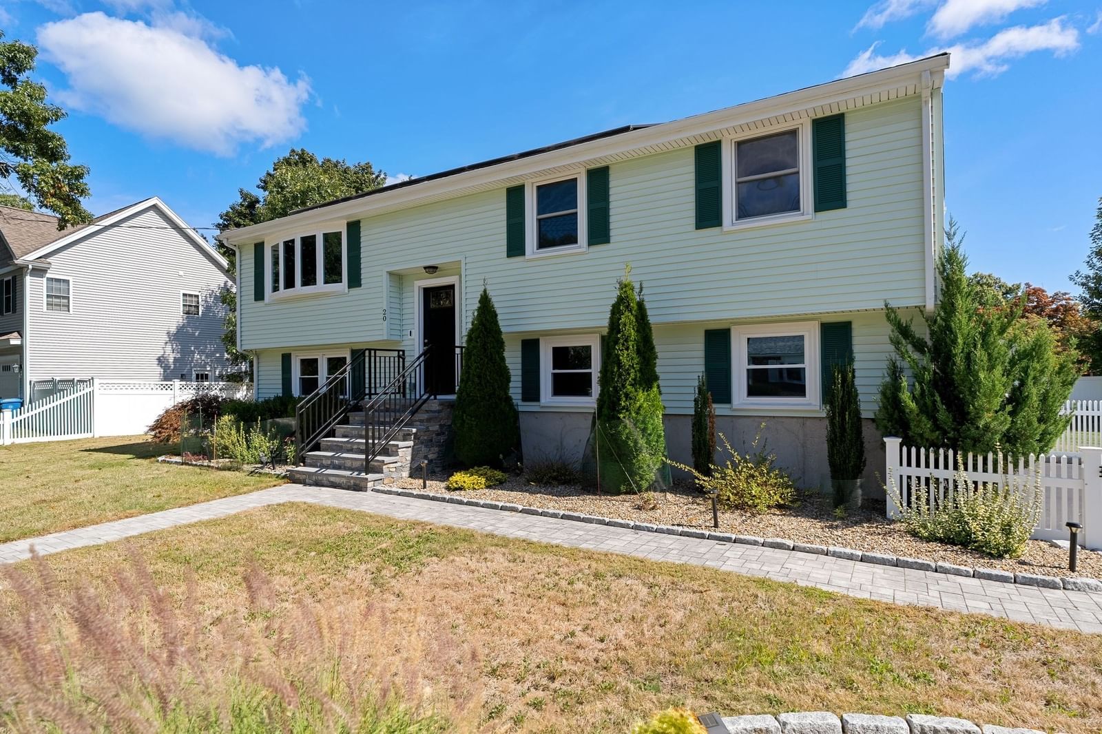 20 Humboldt Ave Burlington — Photo 2 of 42