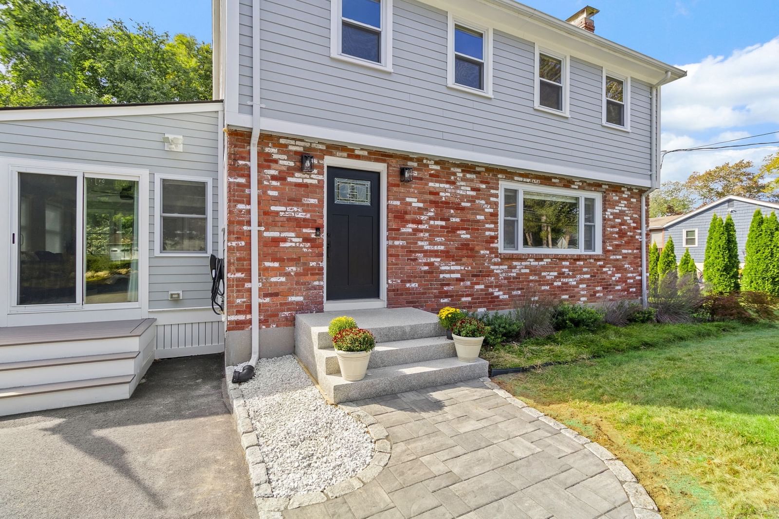 468 Underwood St Holliston — Photo 3 of 38