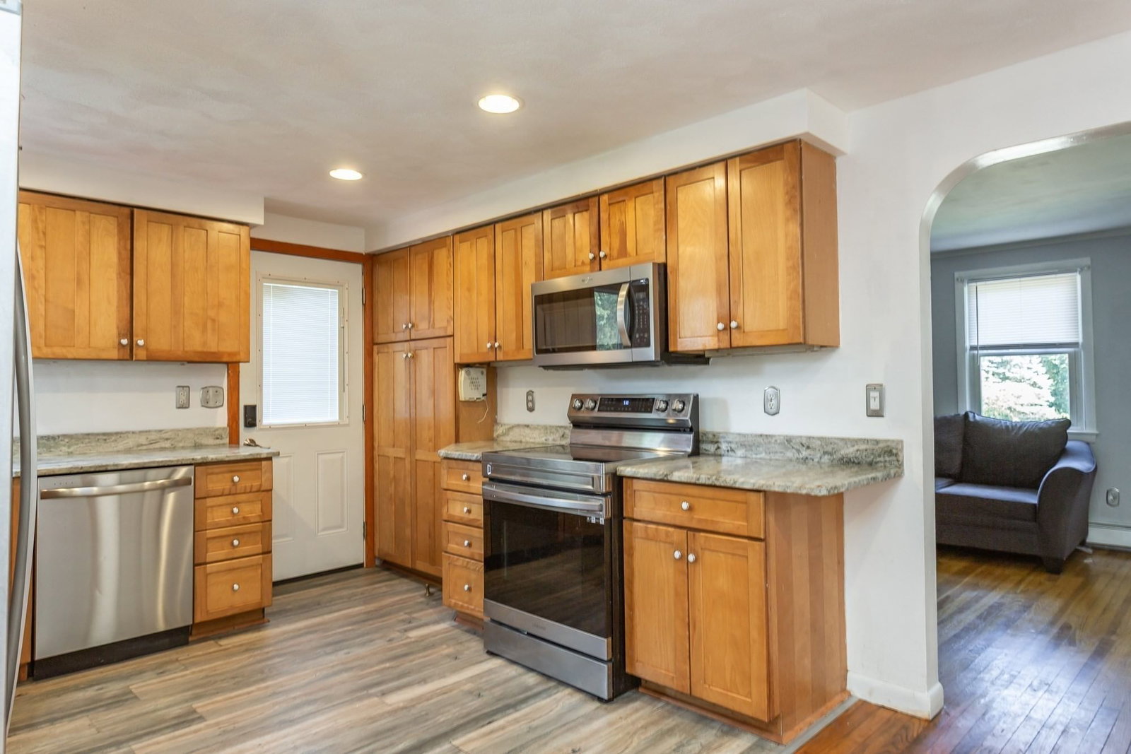 359 Pike Ave Attleboro — Photo 9 of 34