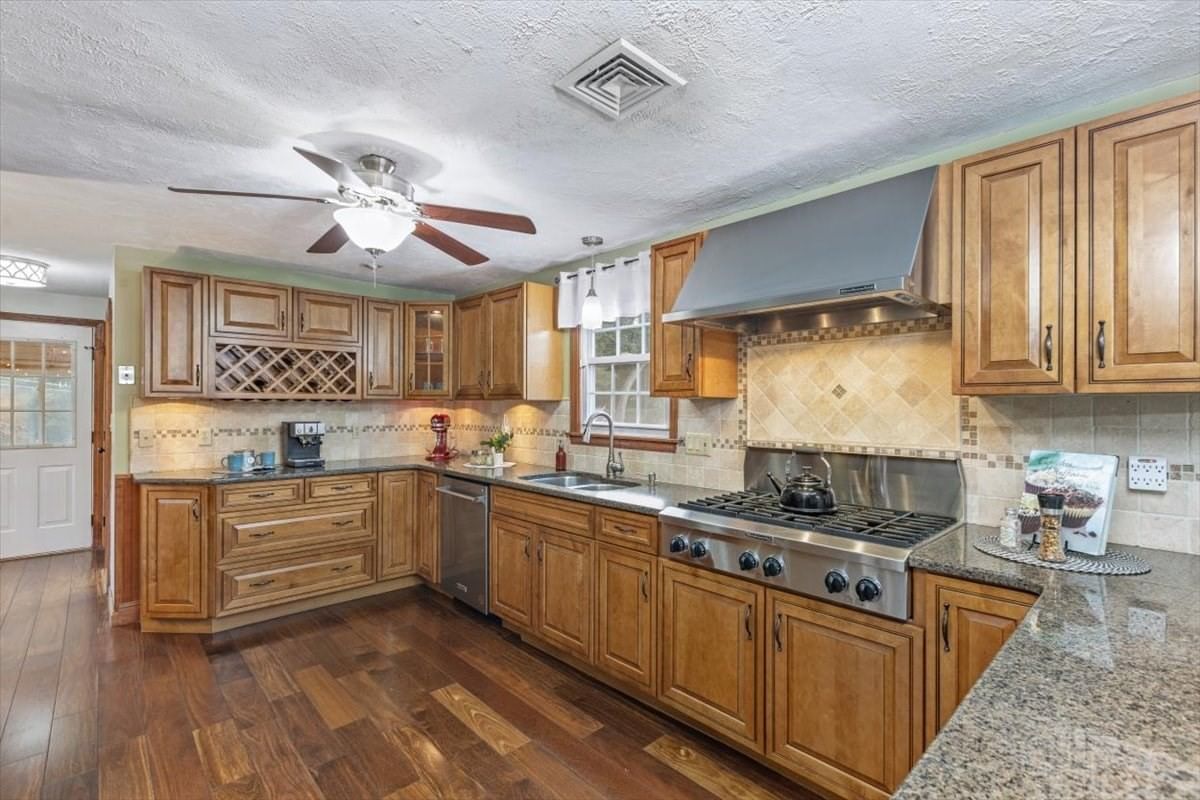 238 Beech St Tewksbury — Photo 10 of 38