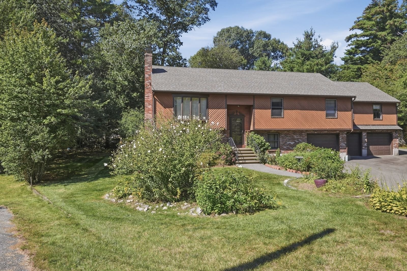 2 Clifford Road Burlington — Photo 2 of 42