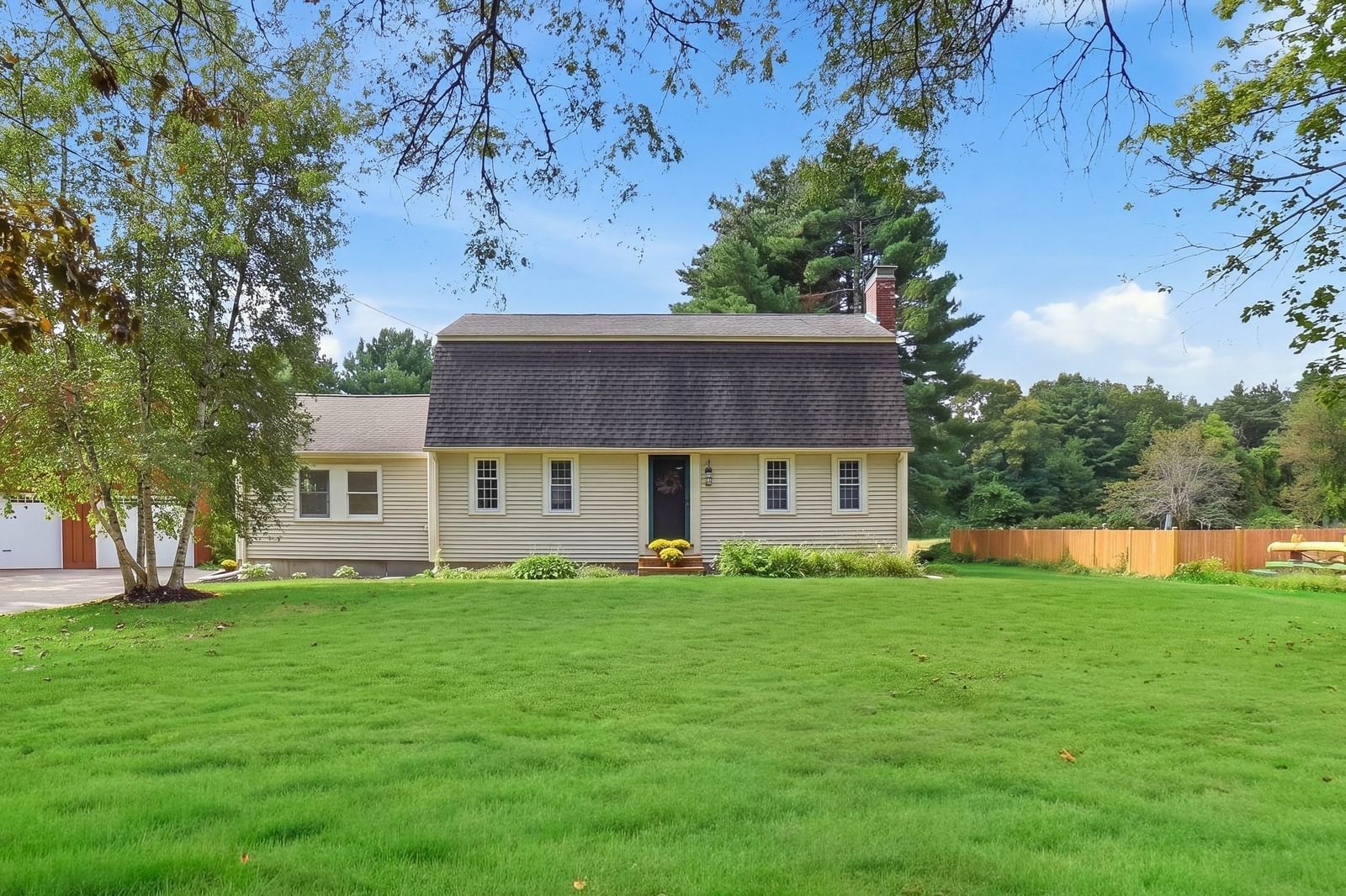 407 Stow Rd Boxborough — Photo 2 of 42