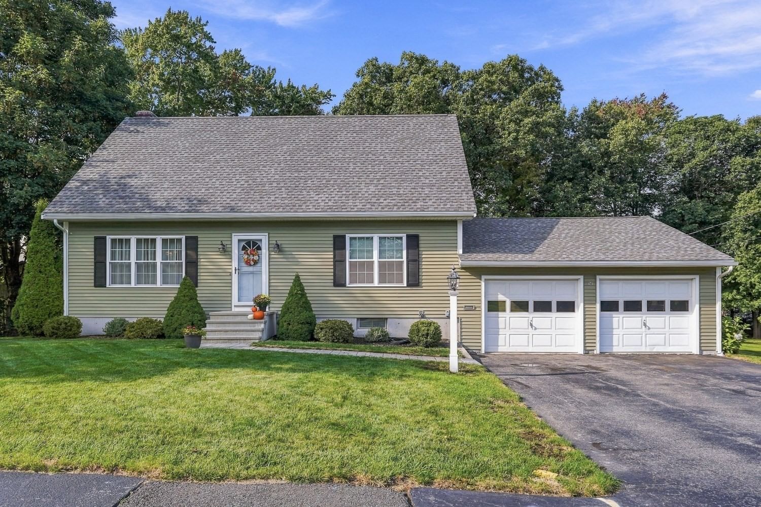 14 Oak Cir Holden — Photo 1 of 41