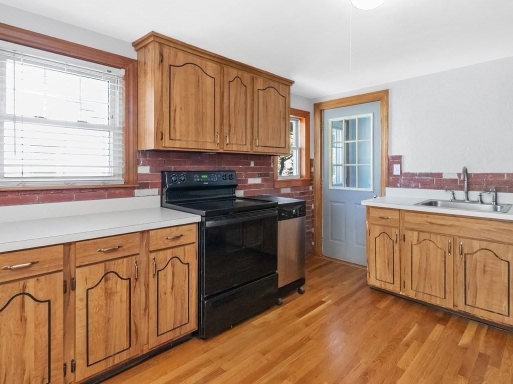 63 Rockridge Road Waltham — Photo 9 of 42