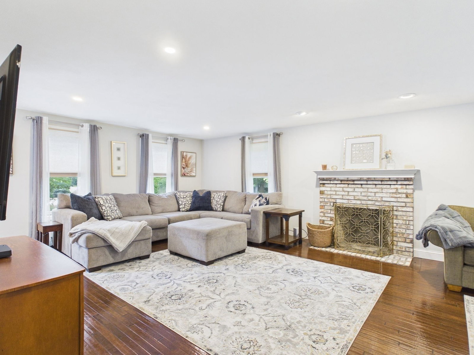 172 Landry Ave North Attleboro — Photo 3 of 42