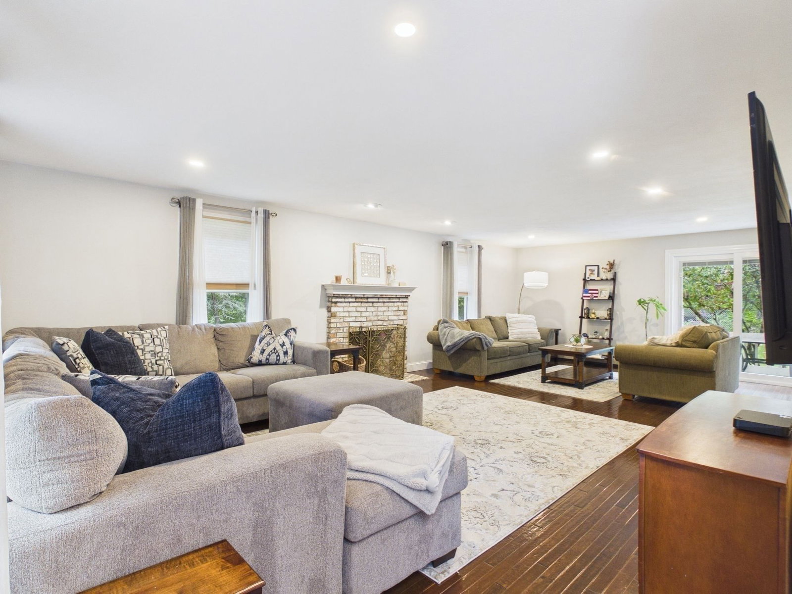 172 Landry Ave North Attleboro — Photo 4 of 42