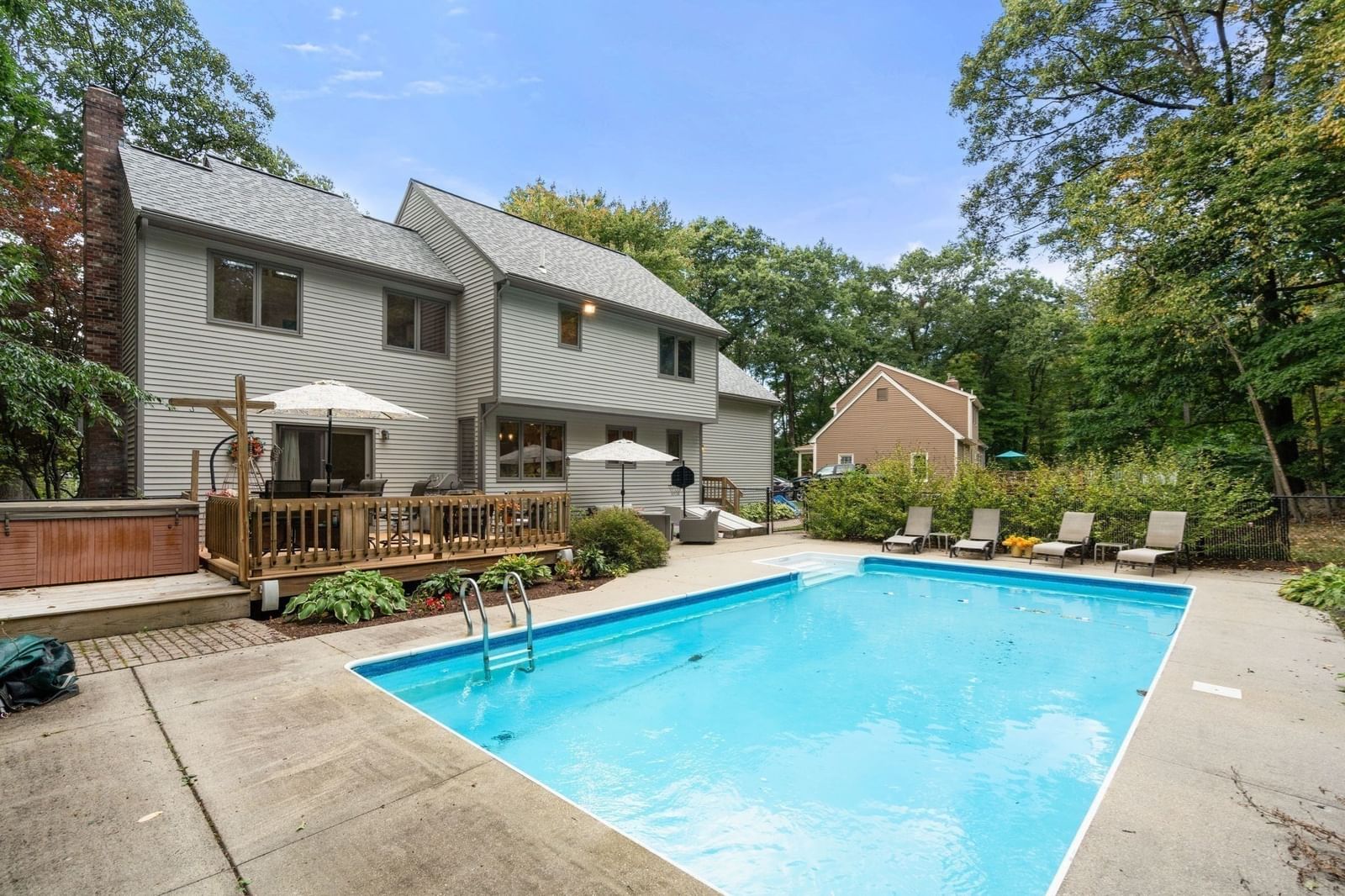 31 Raymond Way Ashland — Photo 3 of 42