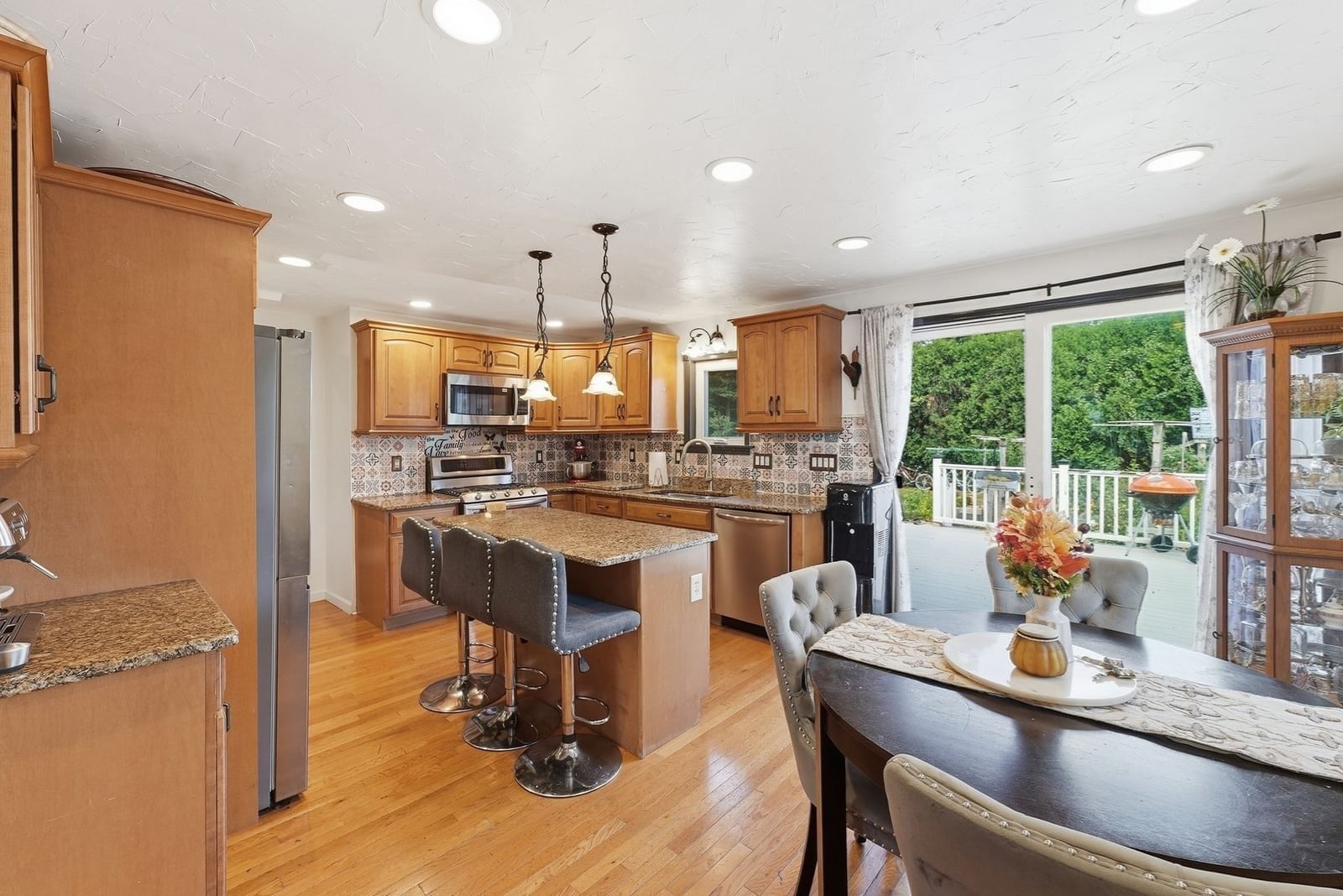 68 Alhambra Cir N Agawam — Photo 8 of 39