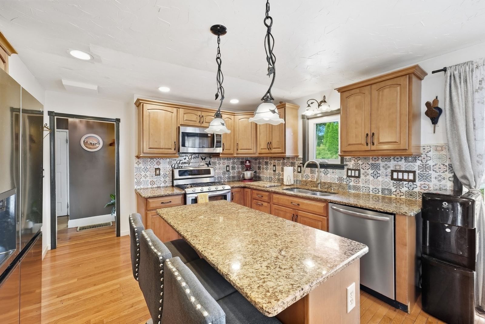 68 Alhambra Cir N Agawam — Photo 9 of 39