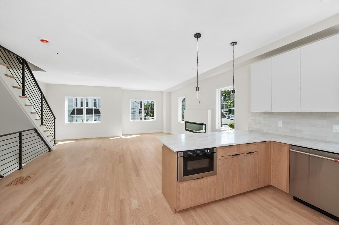 66 Orange Street #1 Waltham — Photo 3 of 29