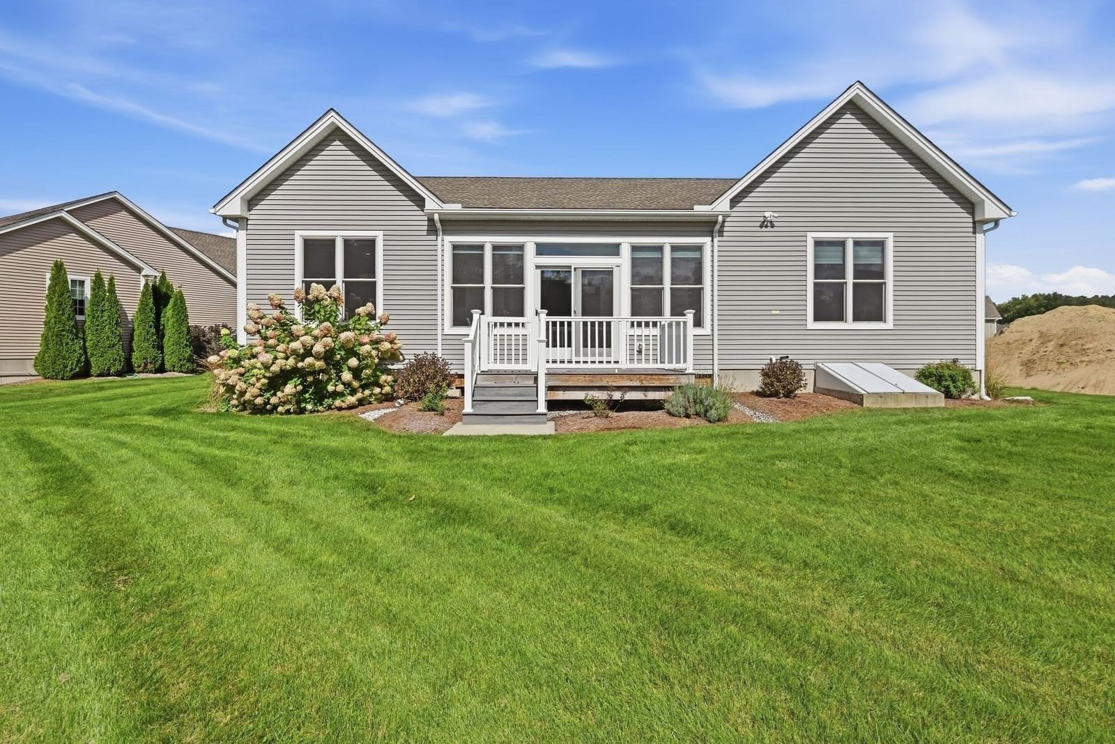 16 Ribbon Grass Ln #16 East Longmeadow — Photo 3 of 42