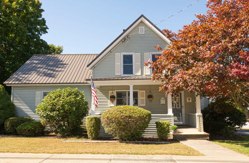 24 Lake St