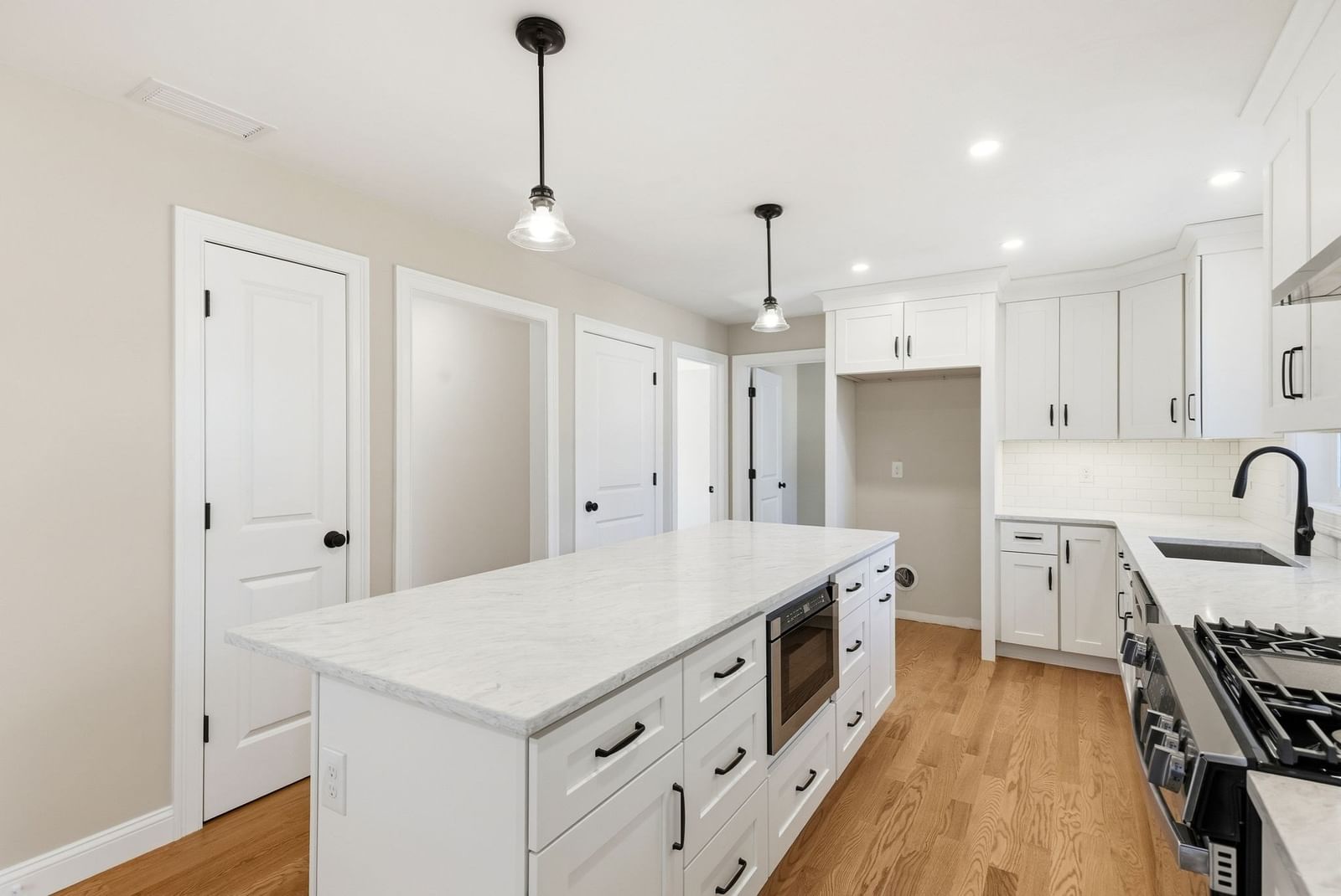 15 Reardon Rd Billerica — Photo 4 of 42