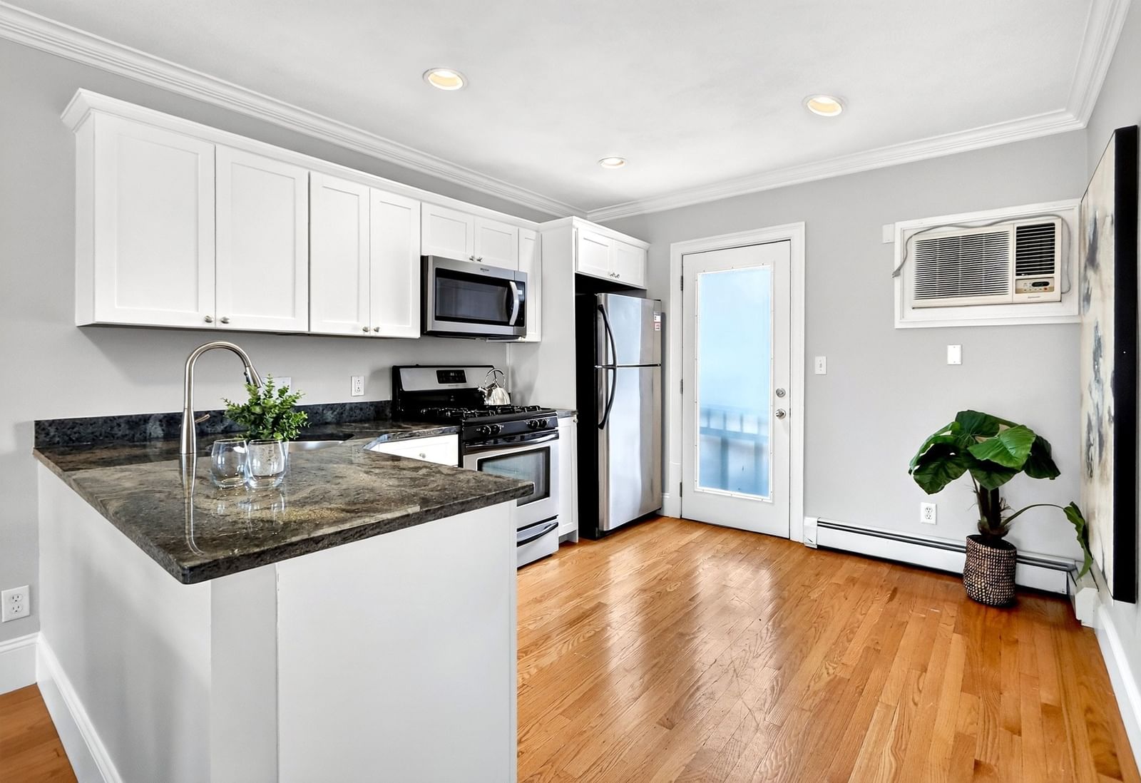 139 W 6th St #2 Boston — Photo 13 of 33