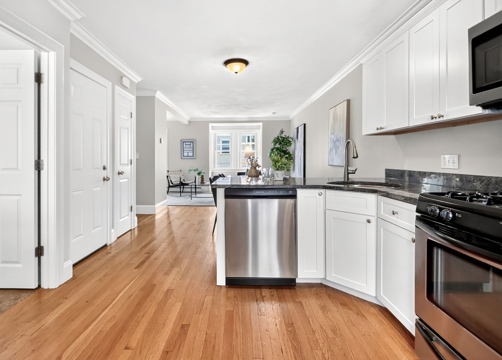 139 W 6th St #2 Boston — Photo 16 of 33